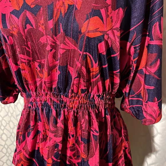 H&M Women’s Top Size M with elastic band and button back - Picture 2 of 9